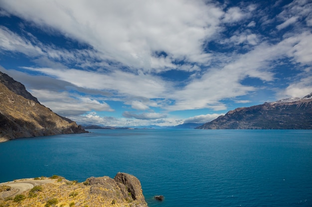 Bellissimo paesaggio di montagne lungo la strada sterrata Carretera Austral nella Patagonia meridionale, Cile