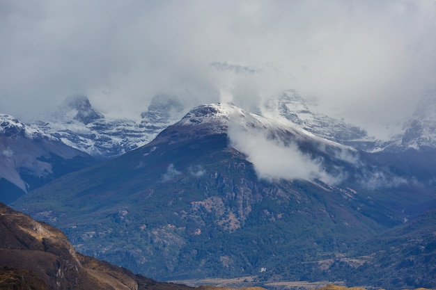 Bellissimo paesaggio di montagne lungo la strada sterrata Carretera Austral nella Patagonia meridionale, Cile
