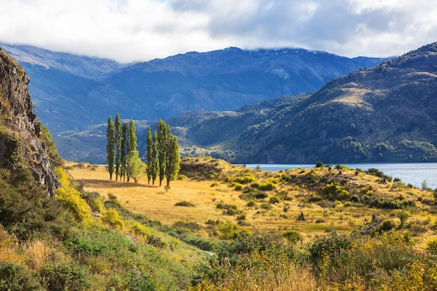 Bellissimo paesaggio di montagne lungo la strada sterrata Carretera Austral nella Patagonia meridionale, Cile