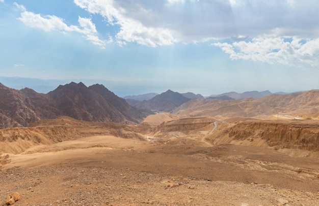 Bellissimo paesaggio di montagne nel deserto di Arava