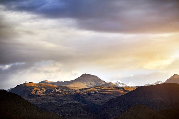 Bellissimo paesaggio di montagne