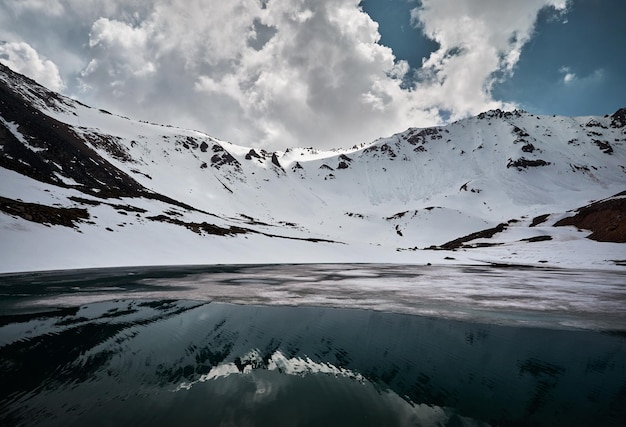 Bellissimo paesaggio di montagne