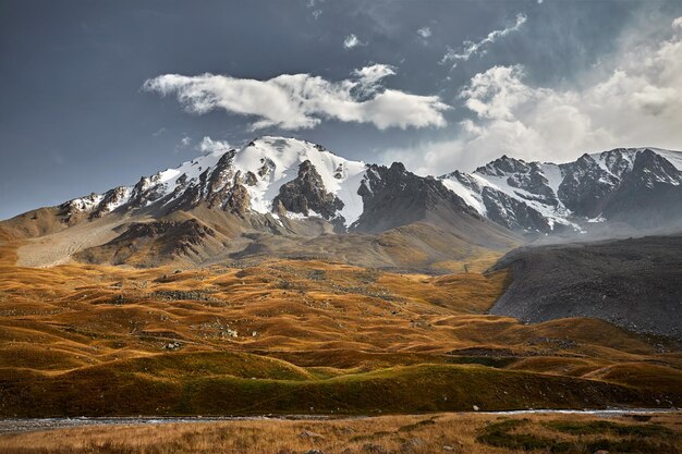 Bellissimo paesaggio di montagne