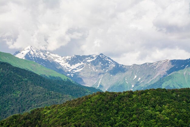 Bellissimo paesaggio di montagne