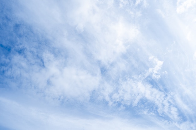 Bellissimo paesaggio di nuvole sullo sfondo del cielo blu