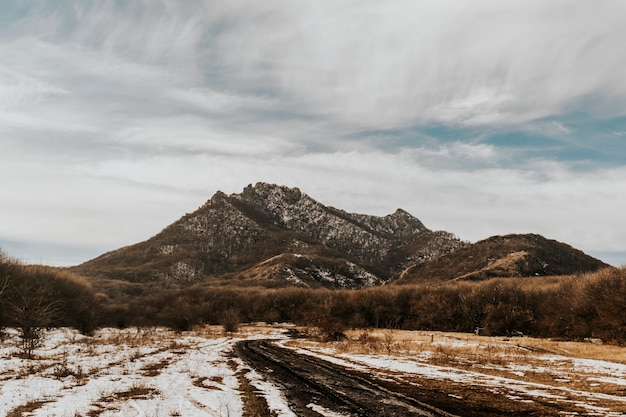 Bellissimo paesaggio di rocce innevate. Fine della montagna della neve in su.