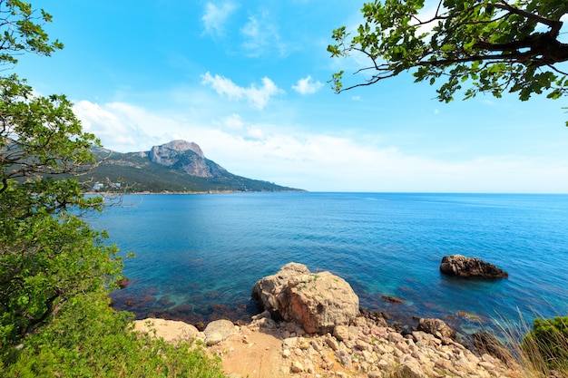 Bellissimo paesaggio di rocce, mare e cielo blu