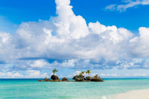 Bellissimo paesaggio di spiaggia tropicale e roccia di Willis sull'isola di Boracay, Filippine. Palme da cocco, mare, barca a vela e sabbia bianca. Vista della natura. Concetto di vacanza estiva.