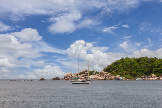 Bellissimo paesaggio di una barca che naviga nel mare e rocce nella parte posteriore in Thailandia