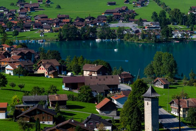 bellissimo paesaggio di una città lacustre in Svizzera Comprende il lago Lungern