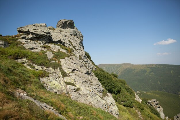 Bellissimo paesaggio di verdi colline e montagne