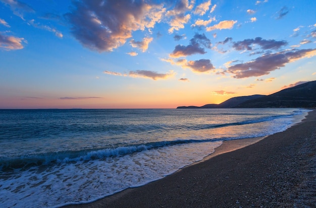 Bellissimo paesaggio estivo al tramonto sul mare. Questa spiaggia a Borsh, Albania.