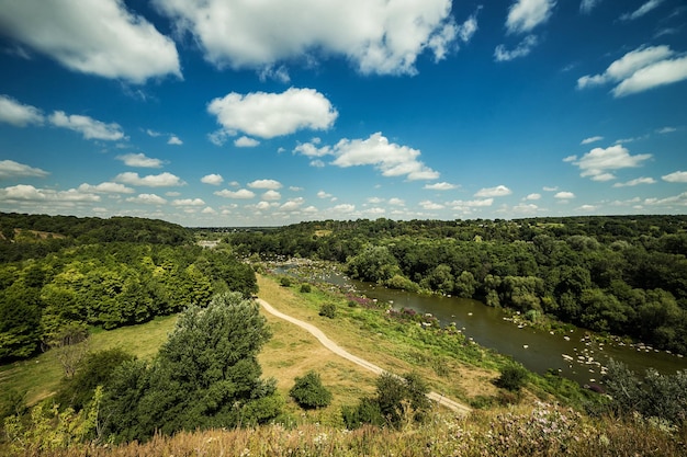 Bellissimo paesaggio estivo con fiume Bug meridionale e cielo blu a Vinnitsa Ucraina