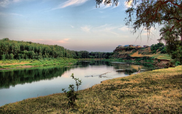 Bellissimo paesaggio estivo con il fiume Ural