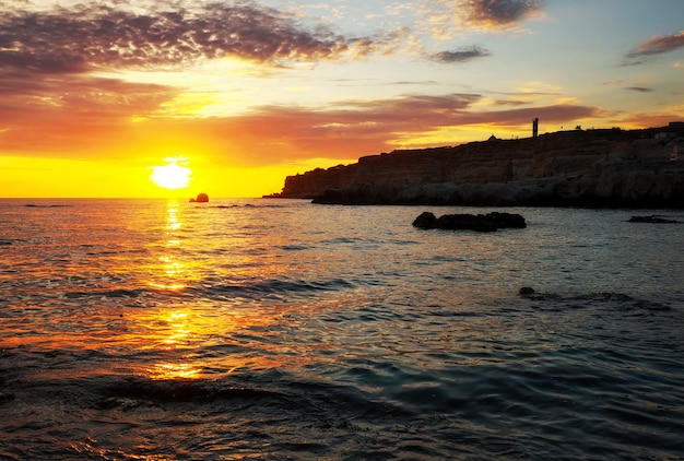 Bellissimo paesaggio estivo con tramonto, cielo colorato e mare. Composizione della natura