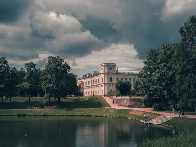 Bellissimo paesaggio estivo del Parco con un laghetto e un Gran Palazzo Gatchina. Russia.