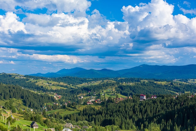 Bellissimo paesaggio estivo del villaggio tra le montagne Karpaty.