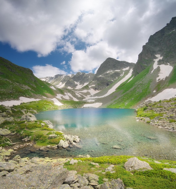 Bellissimo paesaggio estivo della montagna del Caucaso