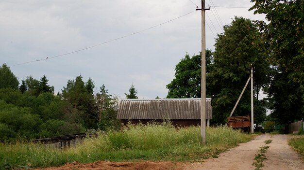 Bellissimo paesaggio estivo rustico con strada Vecchie case di legno in legno Regione di Vologda