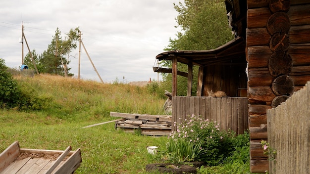 Bellissimo paesaggio estivo rustico Vecchie case di legno nella regione di Vologda