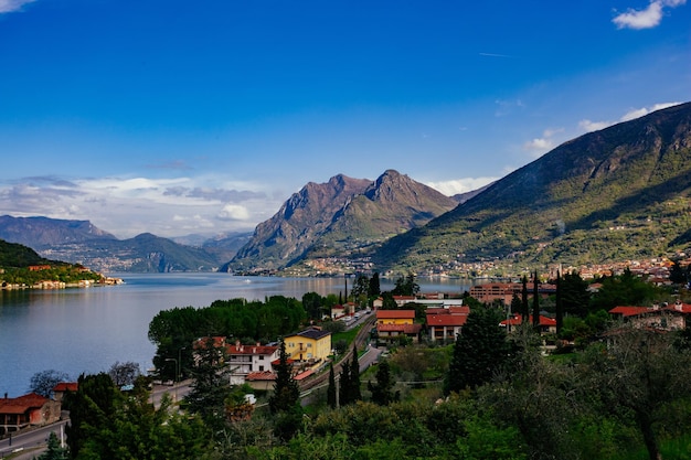 Bellissimo paesaggio estivo Vista sul Lago d'Iseo Italia sulle Alpi