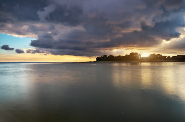 Bellissimo paesaggio fluviale