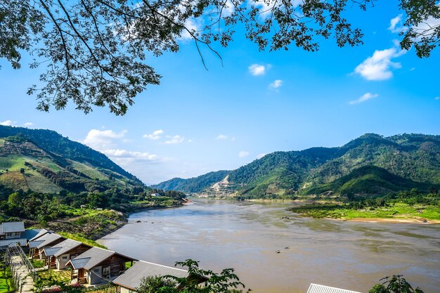 Bellissimo paesaggio grande nuvola a cielo aperto e montagna boscosa sotto la provincia di Phayao inverno della Thailandia