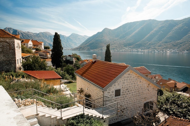 Bellissimo paesaggio idilliaco della località turistica sulla costa mediterranea europea.