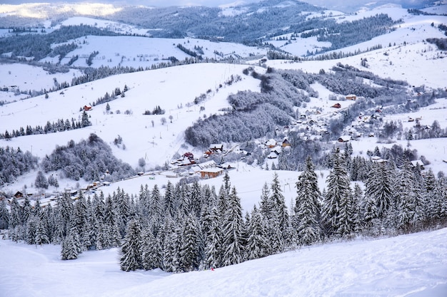 Bellissimo paesaggio innevato in montagna il giorno d'inverno