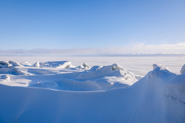 Bellissimo paesaggio invernale campo di neve bianca e ghiaccio all'orizzonte leggero e arioso e leggero