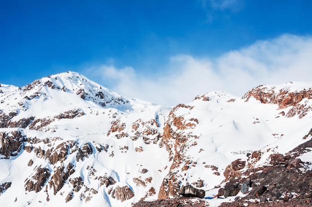 Bellissimo paesaggio invernale con cime innevate.