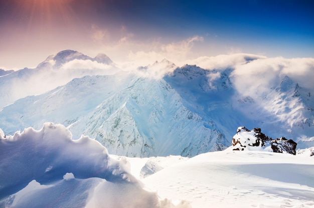 Bellissimo paesaggio invernale con montagne innevate a giornata di sole