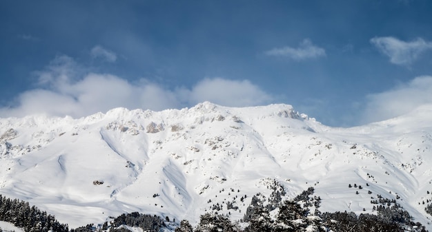 Bellissimo paesaggio invernale giornata di sole sulla montagna nelle montagne del Caucaso Arkhyz Russia