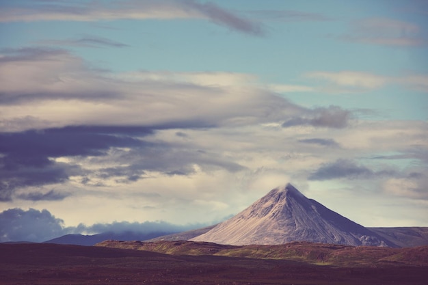 Bellissimo paesaggio islandese. Montagne vulcaniche verdi in tempo nuvoloso.