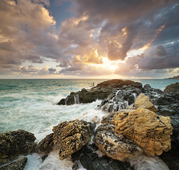 Bellissimo paesaggio marino al tramonto