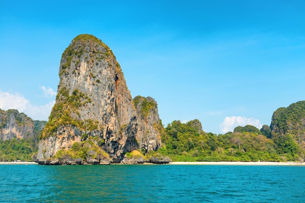 Bellissimo paesaggio marino con acque turchesi e isole rocciose tropicali