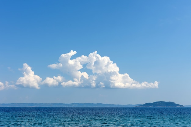 Bellissimo paesaggio marino con cielo azzurro e nuvole in giornata di sole