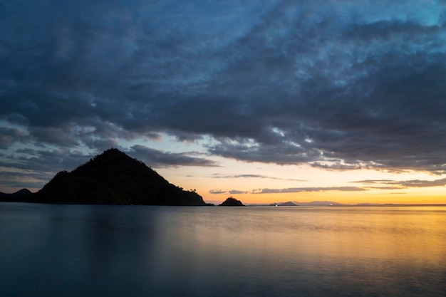 Bellissimo paesaggio marino con colline all'alba