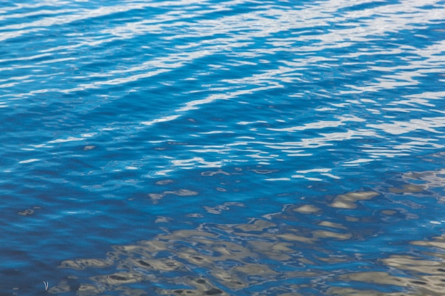 Bellissimo paesaggio marino con onde di colore blu