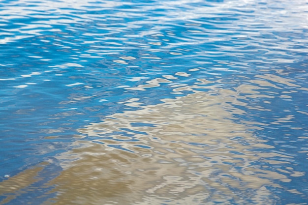 Bellissimo paesaggio marino con onde di colore blu