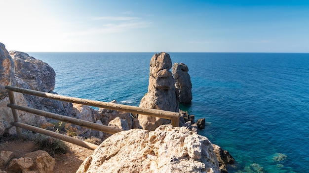 Bellissimo paesaggio marino con rocce che spuntano dal mare in Italia