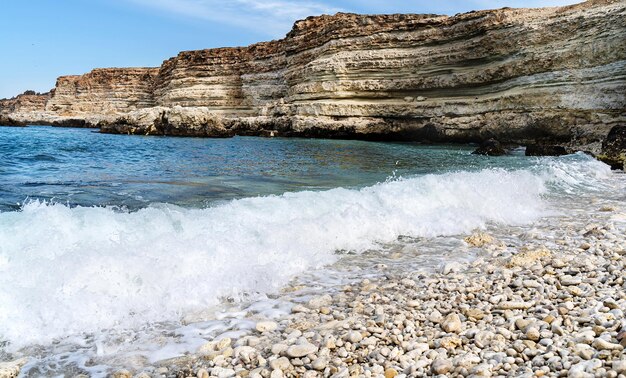 Bellissimo paesaggio marino con scogliere bianche in una giornata di sole Ottimo design per qualsiasi scopo