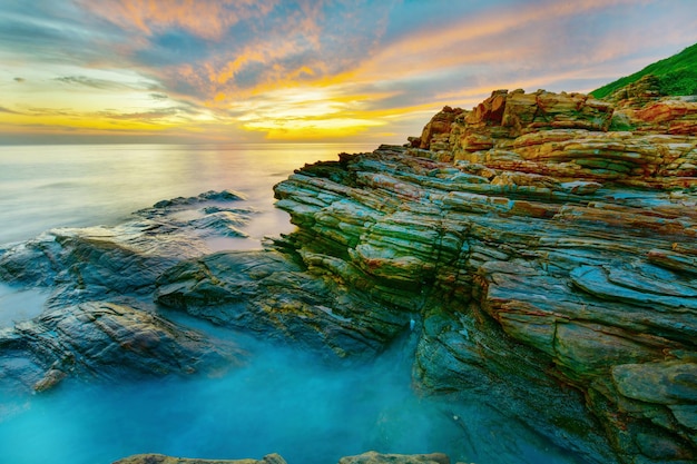 Bellissimo paesaggio marino durante il tramonto al Laem YaMu Ko Samet National Park Thailandia