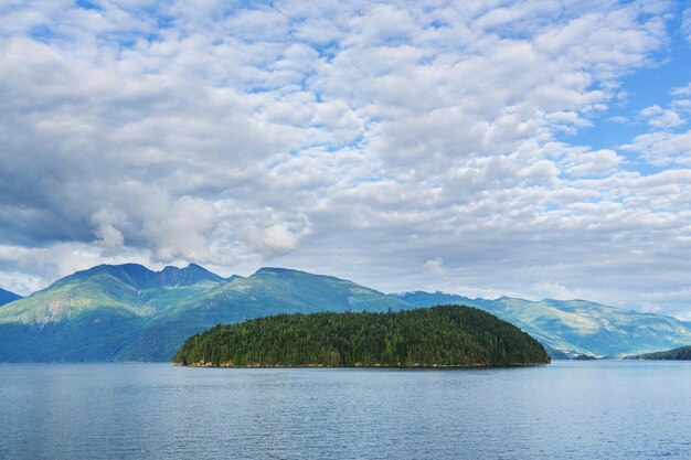 Bellissimo paesaggio marino lungo la costa del Pacifico della British Columbia, Canada, con costa rocciosa.