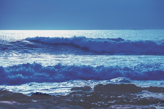 Bellissimo paesaggio marino nei toni del blu