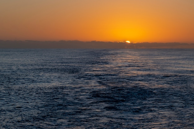 Bellissimo paesaggio marino - onde e cielo con nuvole con una bella illuminazione. Ora d'oro. Tramonto in mare.