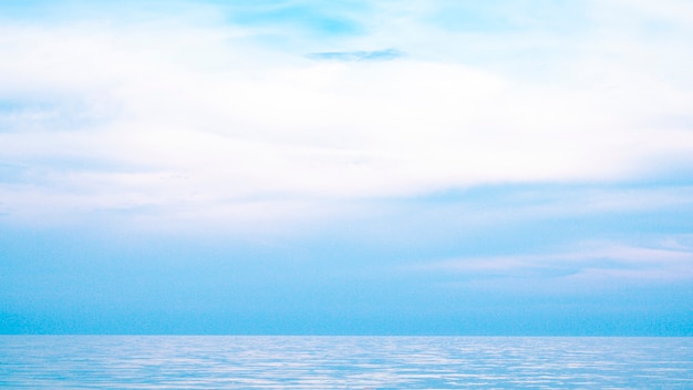 Bellissimo paesaggio marino orizzonte marino e cielo blu, sfondo fotografico naturale - I