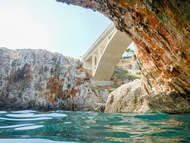 Bellissimo paesaggio marino panoramico al ponte del Ciolo vicino a Santa Maria di Leuca Salento Puglia Italia