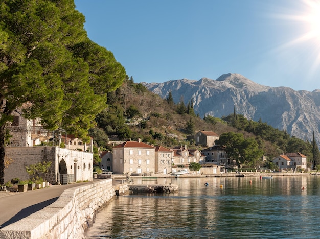 Bellissimo paesaggio mediterraneo - città Perast, baia di Kotor, Boka Kotorska, Montenegro. Bella vista della città di Perast nella baia di Kotor, Montenegro. Famosa meta di viaggio.