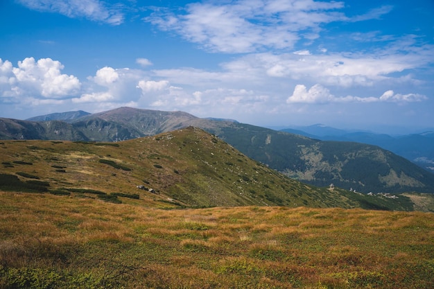 Bellissimo paesaggio montagne Carpazi in Ucraina